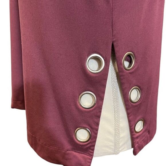 Moral Fiber V-Neck Top with Metal Grommets at Hem Slit in Merlot Size Small - Picture 4 of 12
